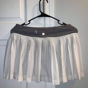 Women's Lululemon tennis skirt.